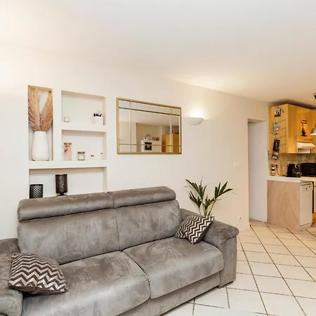 Modern Facing South In Apartment
